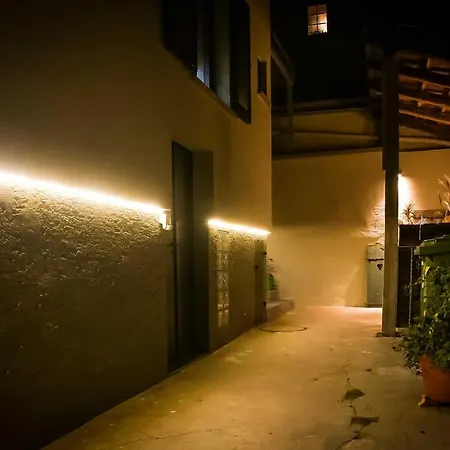 Charmantes Tiny House In Mit Gartenblick Und Zentrale Lage דירה